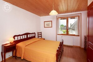 4 dormitorios, tabla de planchar con plancha, cuna de viaje