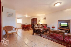 Una televisión, un reproductor de DVD, un reproductor estéreo