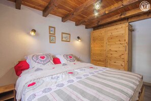 2 bedrooms, iron/ironing board, travel cot, free WiFi