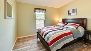 A bedroom with a bed, a window with blinds, a ceiling light, and a wall-mounted picture. - 3 Mi to Grand Canyon Railway: Williams Retreat (Williams)