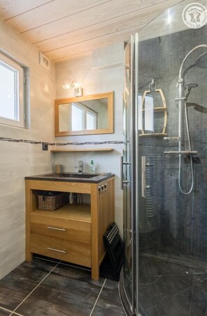 Shower, hair dryer, towels