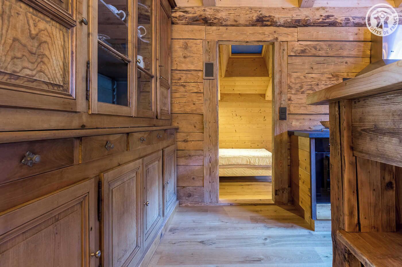 6 slaapkamers, een strijkplank/strijkijzer, reisbedje