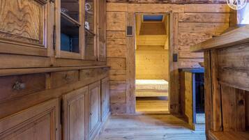 6 slaapkamers, een strijkplank/strijkijzer, reisbedje