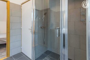 Badewanne, Haartrockner, Handtücher
