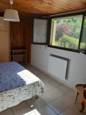 1 bedroom, iron/ironing board, free WiFi, bed sheets - GITE DE L'ALBENCHE - LA BIOLLE (LA BIOLLE)