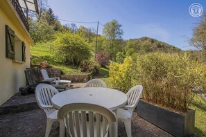 Outdoor dining - GITE DE L'ALBENCHE - LA BIOLLE (LA BIOLLE)