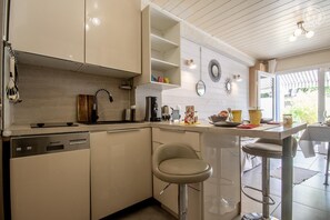 Een koelkast, een magnetron, een oven, een kookplaat