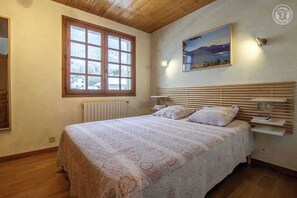 3 dormitorios, tabla de planchar con plancha, cuna de viaje