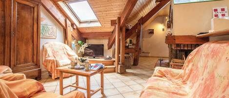 TV, fireplace, stereo