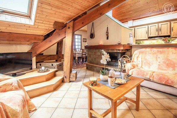 TV, fireplace, stereo