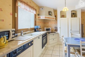 Een koelkast, een microgolfoven, een oven, een kookplaat