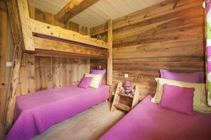 2 habitaciones, tabla de planchar con plancha y cuna de viaje 