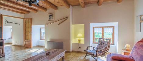 Télévision, cheminée, lecteur de DVD