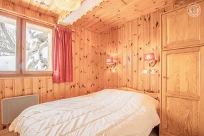 4 bedrooms, iron/ironing board, travel cot, free WiFi