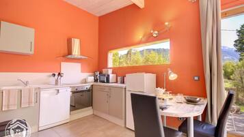 Een koelkast, een magnetron, een oven, een kookplaat