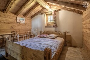 2 bedrooms, iron/ironing board, bed sheets
