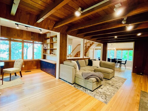 Candlewood Isle Cabin ~Dog-Friendly ~Lake Access~ Beach, Tennis, Basketball 