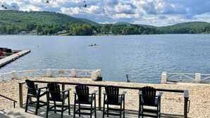 Eine Seeterrasse mit Sitzgelegenheiten und Blick auf den See.