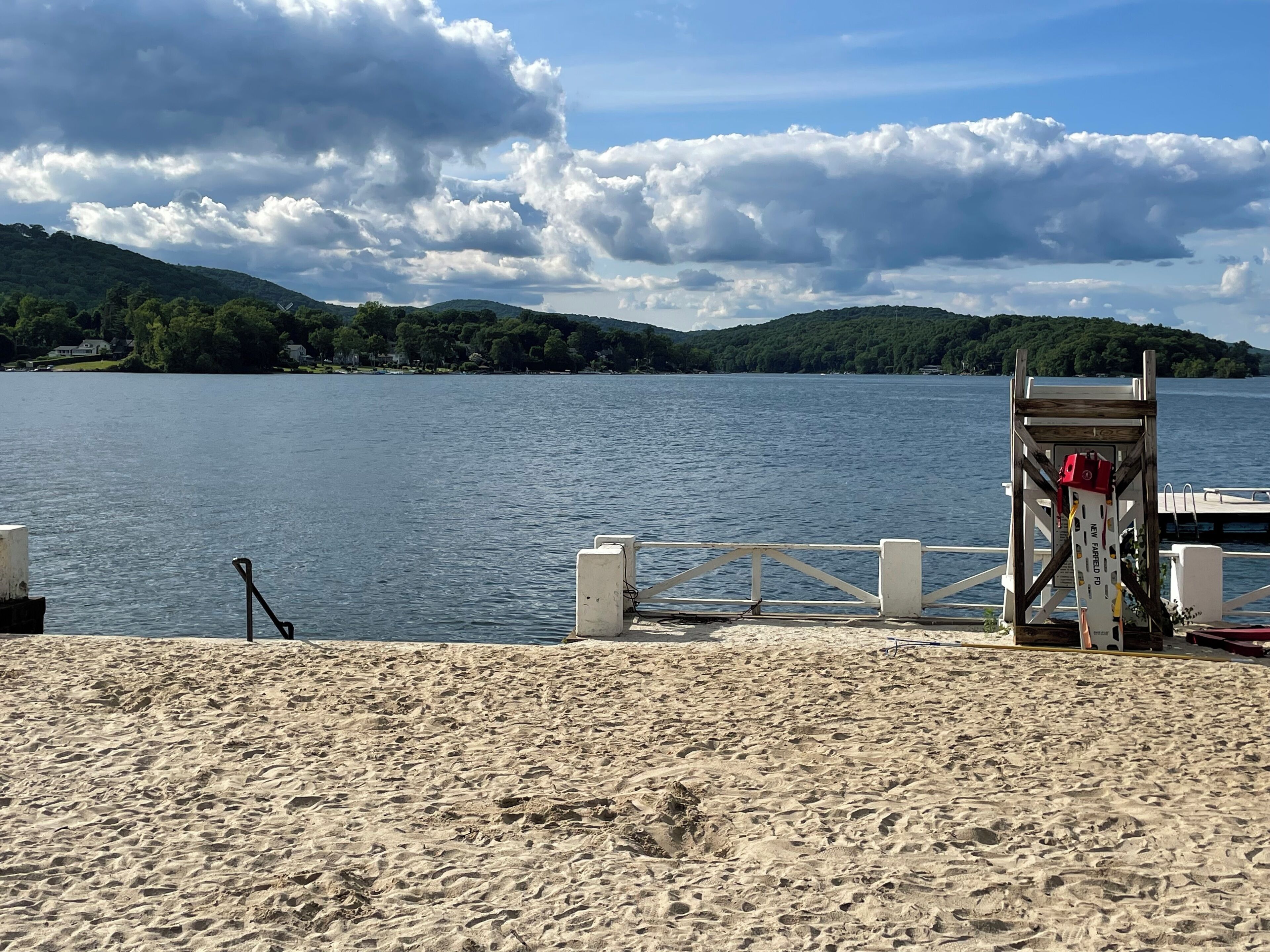 靠近海滩、沙滩椅、沙滩毛巾