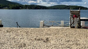 Ein Strand mit einer hölzernen Mole und einem Rettungsring.