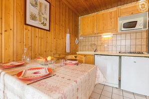 Fridge, microwave, oven, stovetop - LES NIVEROLLES-LA BERGERONETTE (LA GIETTAZ)