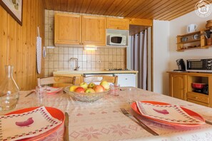 Een koelkast, een magnetron, een oven, een kookplaat