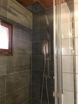 Douche, sèche-cheveux