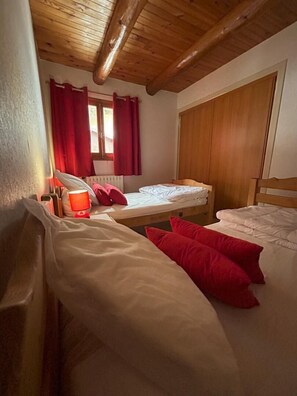 2 chambres, fer et planche à repasser, lit de bébé portatif