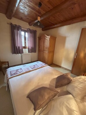 2 bedrooms, iron/ironing board, travel crib, free WiFi