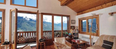 Fernseher, Kamin, DVD-Player