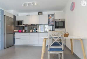 冷蔵庫、電子レンジ、オーブン、コンロ