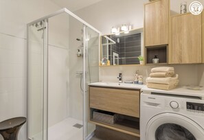 Shower, hair dryer, towels