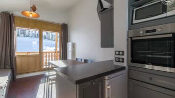 Frigorifero, microonde, forno, piano cottura