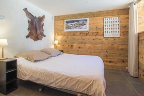 5 habitaciones, tabla de planchar con plancha y cuna de viaje 