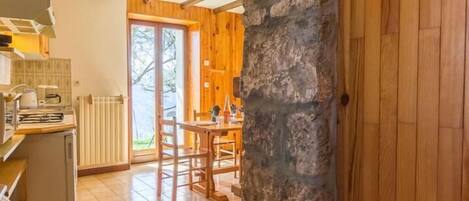 Een koelkast, een oven, een kookplaat, een vaatwasser