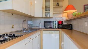 Fridge, oven, stovetop, dishwasher