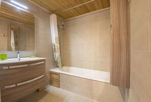 Bathtub, hair dryer - LA CHARMETTE - LA ROSIERE MONTVALEZAN (LA ROSIERE MONTVALEZAN)