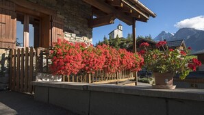 A stone building with wooden beams and a wooden fence. - LA CHARMETTE - LA ROSIERE MONTVALEZAN (LA ROSIERE MONTVALEZAN)