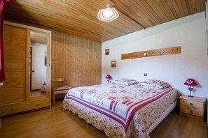 2 bedrooms, iron/ironing board, free WiFi