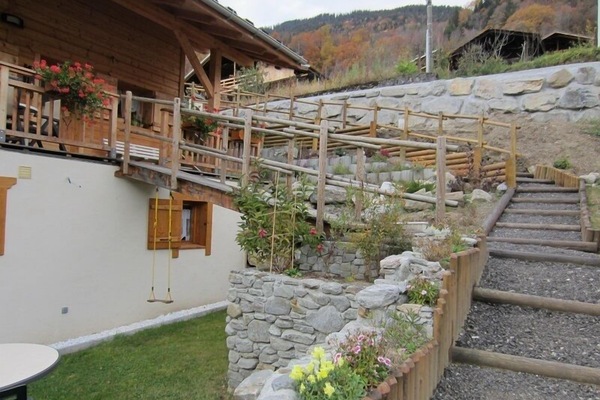 Les escaliers pour aller du parking au Gîte.