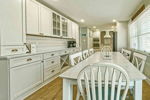 Dining - Cozy and Roomy Beachside Bungalow in Sea Isle (Sea Isle City)