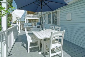 Outdoor dining - Cozy and Roomy Beachside Bungalow in Sea Isle (Sea Isle City)