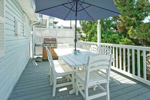 Outdoor dining - Cozy and Roomy Beachside Bungalow in Sea Isle (Sea Isle City)