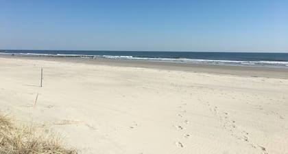 Cozy and Roomy Beachside Bungalow in Sea Isle