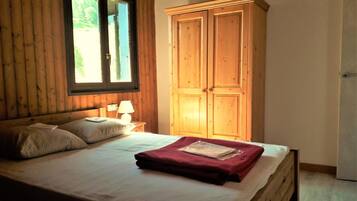 4 quartos, ferros/tåbuas de passar roupa, berço de viagem