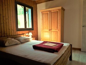 4 habitaciones, tabla de planchar con plancha y cuna de viaje