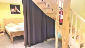 4 slaapkamers, een strijkplank/strijkijzer, reisbedje, gratis wifi