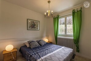 1 quarto, ferros/tábuas de passar roupa, berço de viagem