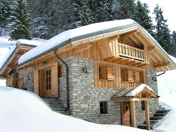 A wooden cabin with stone walls, wooden shutters, and a balcony. - LA METAIRIE DE MON PERE (LE PLANAY)