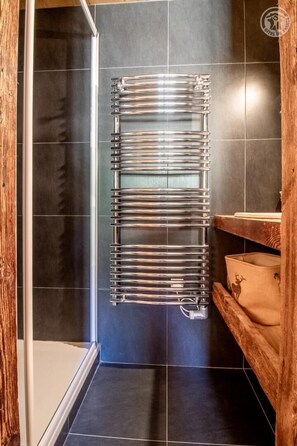 Badewanne, Haartrockner, Handtücher
